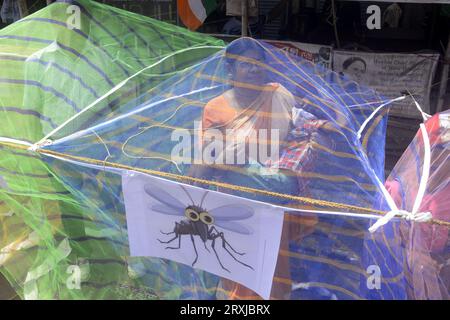 Nicht exklusiv: 25. September 2023, Kalkutta, Indien: Kongressaktivisten stehen im Moskitonetz während des Protestes gegen die steigende Zahl von Dengue CA Stockfoto