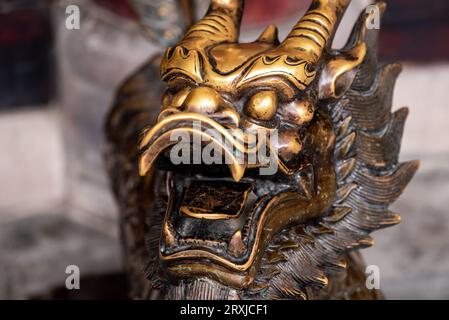 Bronzestatue eines Drachen in einem chinesischen buddhistischen Tempel Stockfoto