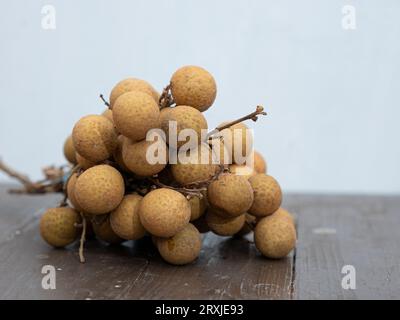Dimocarpus longan lour longan fruit auf braunem Holztisch Stockfoto
