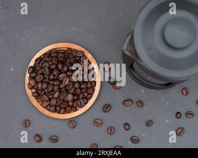 Blick von oben auf die french Press Kaffeemaschine, Teekanne und Kaffeebohnen Stockfoto