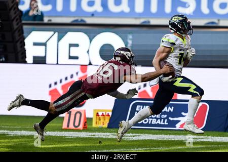 Düsseldorf, Deutschland. September 2023. American Football: Profiliga elf, Rhein Fire - Stuttgart Surge, Play-off-Runde, Finale. Sofyan Dardour (l) von Rheinfeuer und Stuttgarts Yannick Mayr kämpfen um den Ball. Quelle: Federico Gambarini/dpa/Alamy Live News Stockfoto