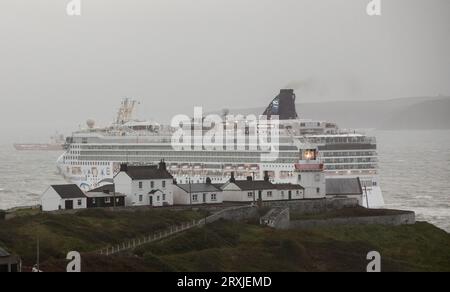 Roches Point, Cork, Irland. 25. September 2023. Mit einem ausbrechenden Nebel stampft das Kreuzfahrtschiff Norwegian Star am Roches Point Lighthouse, Co. Vorbei Cork in der Dämmerung, als sie nach Dingle, Co. Kerry segelt. David Creedon / Alamy Live News Stockfoto