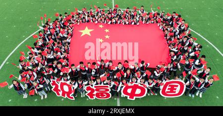 HUAI'AN, CHINA = 26. SEPTEMBER 2023 – Grundschüler halten Warnsignale zum Nationalfeiertag in Huai'an, Provinz Jiangsu, China, September Stockfoto