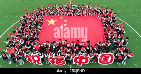 HUAI'AN, CHINA = 26. SEPTEMBER 2023 – Grundschüler halten Warnsignale zum Nationalfeiertag in Huai'an, Provinz Jiangsu, China, September Stockfoto