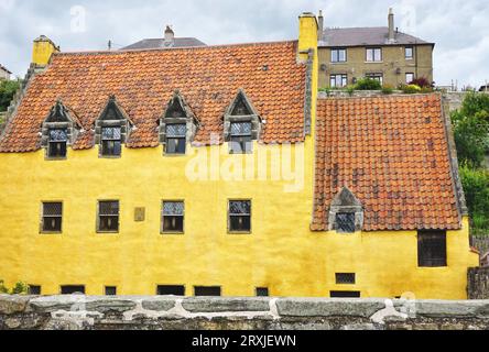 Blick auf den historischen Culross Palace in Culross, Fife, Schottland, erbaut von Sir George Bruce of Carnock, der 1575 eine Kohlemine am Hafen errichtete. Stockfoto