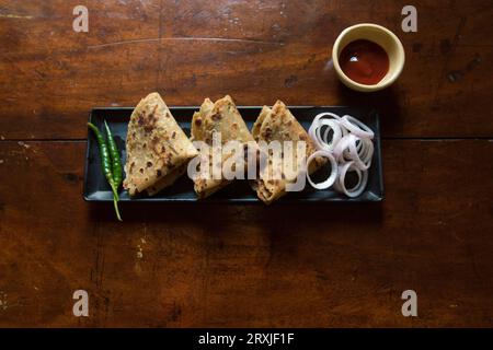 Ansicht der Aloo-Paratha von oben auf einem Tablett mit selektivem Fokus Stockfoto