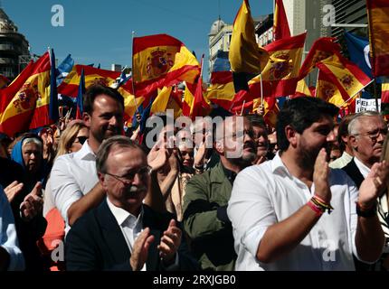 Madrid, Spanien. September 2023. Die Menschen nehmen an einer Kundgebung gegen ein mögliches Amnestiegesetz für beschuldigte katalanische Unabhängigkeitsbefürworter in Madrid Teil. Quelle: Cesar Luis de Luca/dpa/Alamy Live News Stockfoto