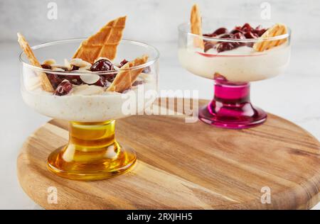 Kirschen Delikatesse Weißkäse Kekse Mandelchips Stockfoto