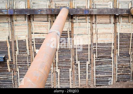 Ein riesiger Gräben-Tunnel mit Verstärkungsstrukturen aus dicken Eisenrohren und Bauten auf der Baustelle des unterirdischen Me Stockfoto