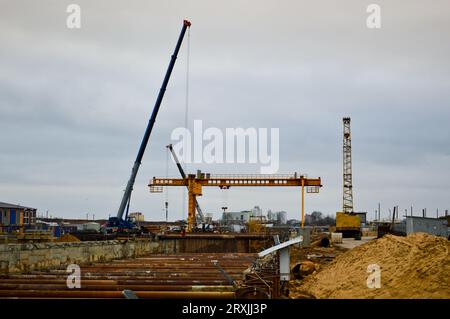 Ein riesiger Gräben-Tunnel mit Verstärkungsstrukturen aus dicken Eisenrohren und Bauten auf der Baustelle des unterirdischen Me Stockfoto