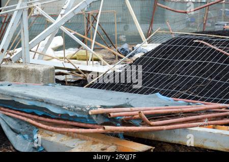 Eisenmetallisch rostige gelbe Stäbe von Industriegebäuden Wellverstärkung und Metallschrott. Textur, Hintergrund. Stockfoto