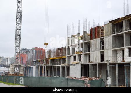 Der Bau und die Reparatur eines neuen, modernen Zementbeton-Steinkanalbausteins eines Stahlverstärkungshauses Stockfoto