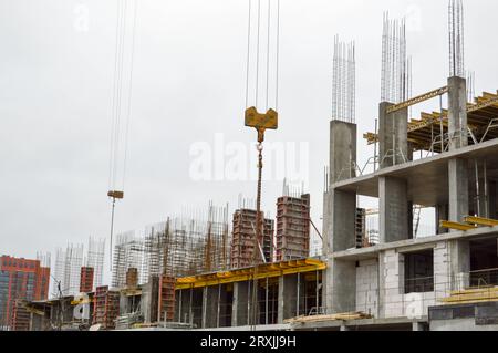 Der Bau und die Reparatur eines neuen, modernen Zementbeton-Steinkanalbausteins eines Stahlverstärkungshauses Stockfoto