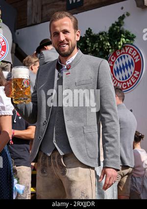 Harry Kane von Bayern München Traditionell bayrisch in Lederhosen zeigt sich auch in diesem Jahr die Mannschaft des FC Bayern MŸnchen beim MŸnchner Oktoberfestbesuch auf der diesjŠhrigen Wiesn 2023 jährlich „FC Bayern Wiesn“ im Kaeferschaenke Bierzelt / Oktoberfest 2023 auf der Theresienwiese am 24. September © diebilderwelt / Alamy Stock Stockfoto