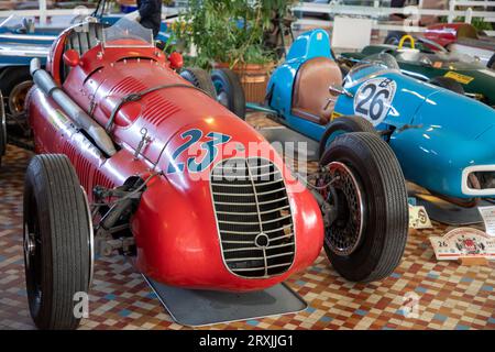 Talmont , Frankreich - 09 12 2023 : Maserati und DB Car Racing Marke der Autos Rennen in Frankreich klassisches Museumsfahrzeug in talmont Vendee frankreich Stockfoto