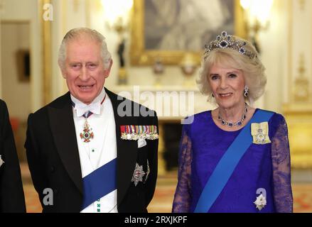 Aktenfoto vom 11/22 von König Karl III. Und der Königin Camilla während des Staatsbanketts im Buckingham Palace in London, während des Staatsbesuchs des südafrikanischen Präsidenten Cyril Ramaphosa in Großbritannien. Ausgabedatum: Dienstag, 26. September 2023. Stockfoto