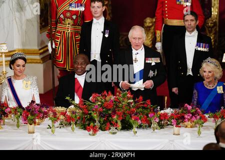 Aktenfoto vom 11/22 (von links nach rechts) der Prinzessin von Wales, Präsident Cyril Ramaphosa von Südafrika, König Karl III. Und der Königin Camilla während des Staatsbanketts im Buckingham Palace, London, während des Staatsbesuchs des südafrikanischen Präsidenten in Großbritannien. Ausgabedatum: Dienstag, 26. September 2023. Stockfoto