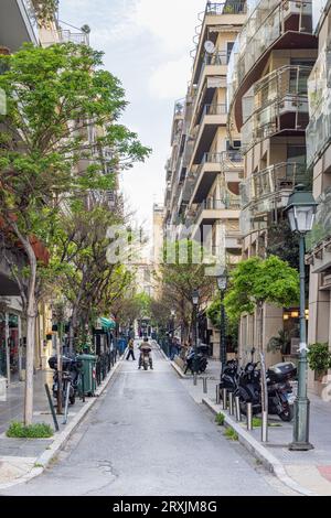 Thessaloniki, Griechenland - 29. April 2023: Stadtbild von grünen Straßen mit Gärten und Bäumen im Zentrum von Thessaloniki in Zentralmakedonien in Griechenland Stockfoto