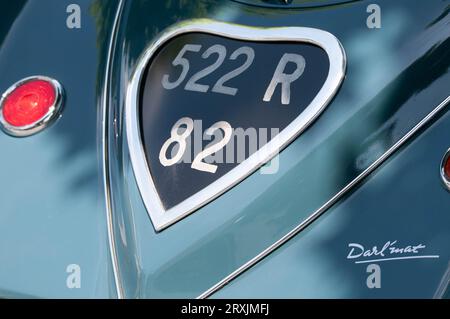 Rückseite des Peugeot 402 Darl'Mat Special Sport Roadster mit herzförmigem Nummernschild, Bouchon RN 20 à Souillac, Losabteilung Stockfoto