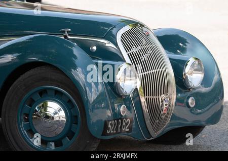 Peugeot 402 Darl'Mat Special Sport Roadster, Bouchon RN 20 à Souillac, Lot Department Stockfoto