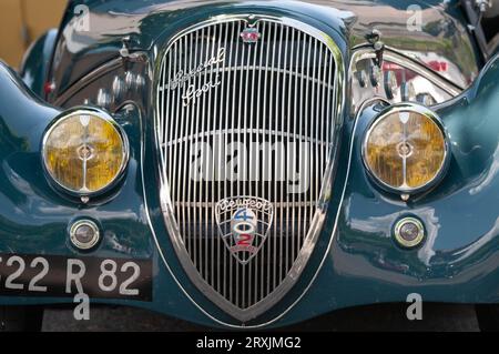 Peugeot 402 Darl'Mat Special Sport Roadster, Bouchon RN 20 à Souillac, Lot Department Stockfoto