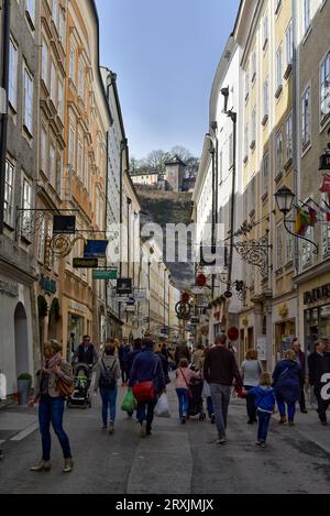 Blick auf die Geschäfte und Käufer in der Getreidegasse, direkt vor dem Mozarts Geburtshaus in Salzburg, Österreich Stockfoto