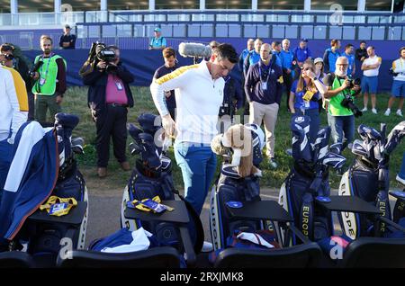 Rory McIlroy von Team Europe nach einem Gruppenfoto im Marco Simone Golf and Country Club in Rom, Italien, vor dem Ryder Cup 2023. Bilddatum: Dienstag, 26. September 2023. Stockfoto