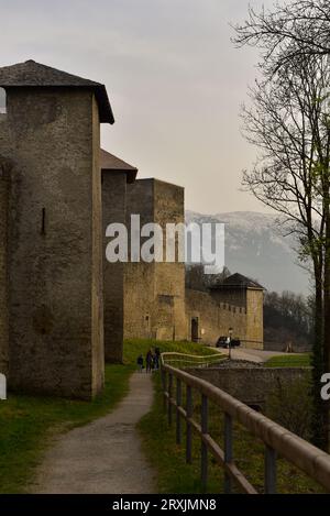 Sonnenuntergang bei der Bürgerwehr (Vigilante-Gruppe), Festungsanlage aus dem 15. Jahrhundert am Mönchsberg in Salzburg, Österreich Stockfoto