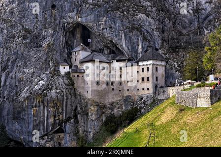 Predjama Castle, eine Burg aus dem 13. Jahrhundert, die in einer Felsenhöhle mit Kerkern und geheimen Tunneln erbaut wurde. Predjama, Slowenien Stockfoto
