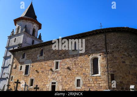 Ainhoa, Frankreich - 11. August 2023: Kirche und Friedhof von Notre-Dame de l'Assomption im Zentrum des Dorfes Ainhoa Stockfoto