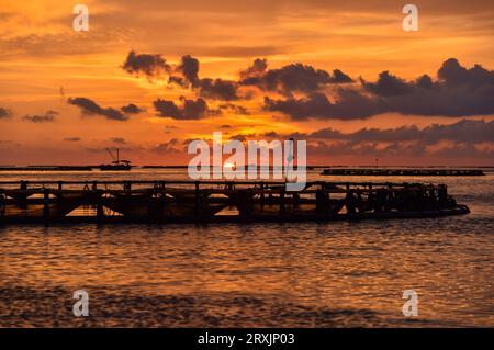 (230926) -- ZHANJIANG, 26. September 2023 (Xinhua) -- Eine Meeresranch ist bei Sonnenuntergang in der Liusha-Bucht von Zhanjiang, südchinesische Provinz Guangdong, 20. September 2023, abgebildet. „Haiwei-2“ ist eine riesige Meeresranch, die fast 1 Million Goldpompffrette von rund 100 Tonnen trägt. Mit einer Länge von 86 Metern, einer Breite von 32 Metern und einer Höhe von 16,5 Metern verfügt die riesige Plattform über eine Kapazität von 30.000 Kubikmetern Wasser für die Aquakultur und kann in einem Zyklus über 500 Tonnen Fisch ernten. Ausgestattet mit Solarstromanlage ist die Plattform autark in grüner Energie, was den unbemannten Betrieb an ermöglicht Stockfoto