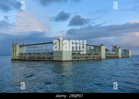 (230926) -- ZHANJIANG, 26. September 2023 (Xinhua) -- dieses Foto, das am 20. September 2023 aufgenommen wurde, zeigt das 'Haiwei-2', eine intelligente semi-U-Boot-Aquakulturplattform in der Liusha-Bucht von Zhanjiang, südchinesische Provinz Guangdong. „Haiwei-2“ ist eine riesige Meeresranch, die fast 1 Million Goldpompffrette von rund 100 Tonnen trägt. Mit einer Länge von 86 Metern, einer Breite von 32 Metern und einer Höhe von 16,5 Metern verfügt die riesige Plattform über eine Kapazität von 30.000 Kubikmetern Wasser für die Aquakultur und kann in einem Zyklus über 500 Tonnen Fisch ernten. Ausgestattet mit Solarstromanlage ist die Plattform autark Stockfoto