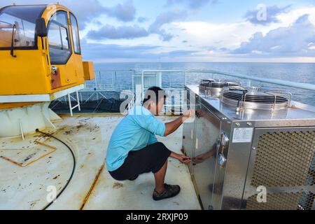 (230926) -- ZHANJIANG, 26. September 2023 (Xinhua) -- Ein Mitarbeiter überprüft eine Kühleinrichtung auf 'Haiwei-2', einer intelligenten halbtauchbaren Aquakulturplattform in der Liusha-Bucht von Zhanjiang, Provinz Guangdong im Süden Chinas, 20. September 2023. „Haiwei-2“ ist eine riesige Meeresranch, die fast 1 Million Goldpompffrette von rund 100 Tonnen trägt. Mit einer Länge von 86 Metern, einer Breite von 32 Metern und einer Höhe von 16,5 Metern verfügt die riesige Plattform über eine Kapazität von 30.000 Kubikmetern Wasser für die Aquakultur und kann in einem Zyklus über 500 Tonnen Fisch ernten. Ausgestattet mit Solarstromanlage, p Stockfoto