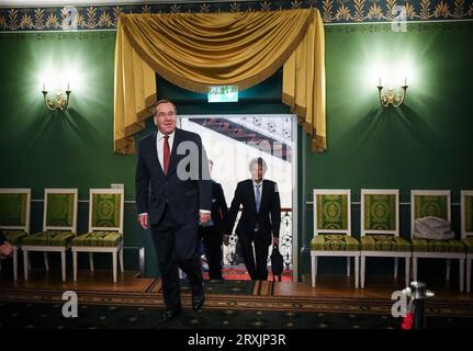 Riga, Lettland. September 2023 26. Boris Pistorius (SPD), Bundesverteidigungsminister, geht am Morgen durch den Präsidentenpalast, um den lettischen Präsidenten zu begrüßen. Quelle: Kay Nietfeld/dpa/Alamy Live News Stockfoto