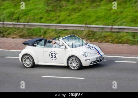 2004 Volkswagen Beetle Cabriolet White Car Cabriolet Petrol 1596 ccm Car No.53; Fahrt mit Geschwindigkeit auf der Autobahn M6 in Greater Manchester, UK Stockfoto