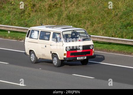 VW Volkswagen Transporter der 1989 80er-Jahre 78 PS, weißer roter LCV-Minibus mit 1915 ccm Hubraum; Fahrt mit Höchstgeschwindigkeit auf der Autobahn M6 im Großraum Manchester, Großbritannien Stockfoto