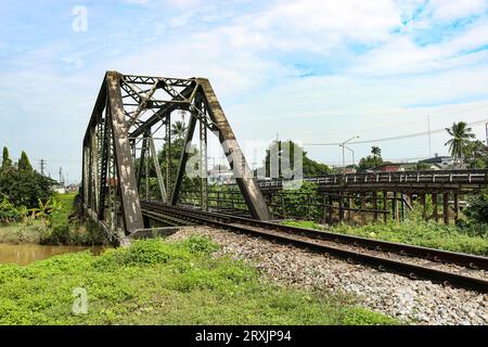 Alte, rostige Eisenbahnbrücke über den Fluss. Stockfoto