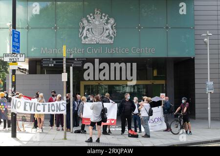 Greater Manchester gegen den Protest vor dem Manchester Civic Justice Centre. Protest gegen die geplante Aufhebung des Zwangsräumungsverbots. Stockfoto