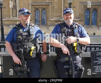 Zwei bewaffnete Polizeibeamte, die im Houses of Parliament in London im Dienst sind Stockfoto