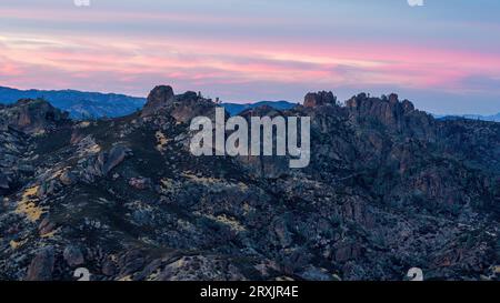 Abenddämmerung über den High Peaks über den North Chalone Peak. Pinnacles National Park, Kalifornien, USA. Stockfoto