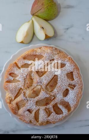 Süße hausgemachte Birnenmandelkuchen auf einem Tisch Stockfoto
