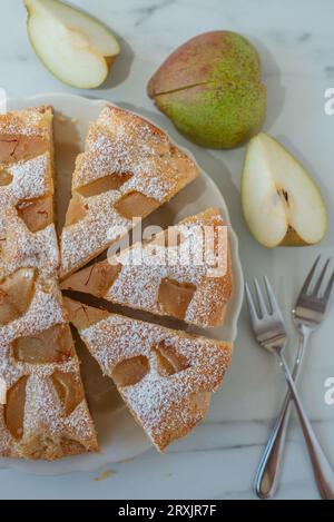 Süße hausgemachte Birnenmandelkuchen auf einem Tisch Stockfoto