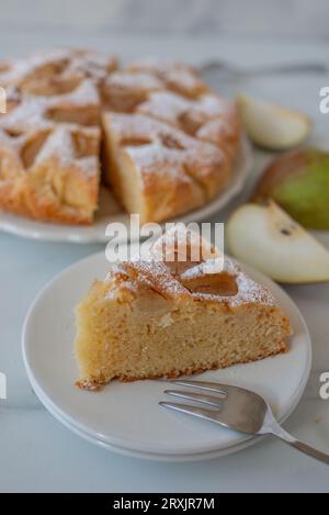 Süße hausgemachte Birnenmandelkuchen auf einem Tisch Stockfoto