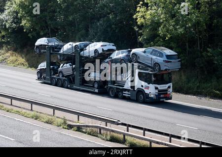 BCA Automotive Transporter LKW, der neue BMW Autos auf der Autobahn M40, Warwickshire, Großbritannien, transportiert Stockfoto