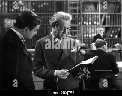 ROBERT DONAT und Regisseur/Produzent ALEXANDER KORDA am Set offen während der Dreharbeiten von PERFECT STRANGERS (UK) / URLAUB AUS DER EHE 1945 Regisseur ALEXANDER KORDA Story Clemence Dane Drehbuch Clemence Dane und Anthony Pelissier London Film Productions / Metro Goldwyn Mayer (MGM) Stockfoto