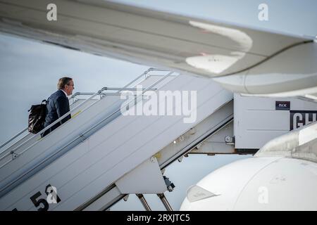 Riga, Lettland. September 2023 26. Boris Pistorius (SPD), Bundesverteidigungsminister, geht die Gangway zum Air Force Airbus A319 am Flughafen Riga für den Weiterflug nach Estland hinauf. Quelle: Kay Nietfeld/dpa/Alamy Live News Stockfoto