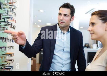 Mann und Frau bei Optikern Stockfoto