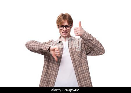 Junger, freundlicher Mann mit rotem Haar zeigt, wie und nicht. Man bezweifelt Stockfoto