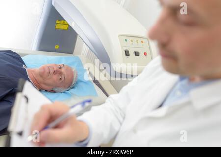 Arztnotizen des Patienten unter Scanner Stockfoto