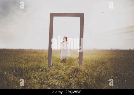 Frau, die auf eine surreale Tür in der Mitte der Natur zuläuft, abstraktes Konzept Stockfoto